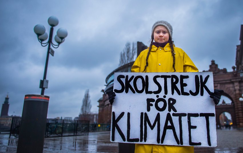 Greta Thunberg im November vor dem Parlament in Stockholm: "Die Erwachsenen haben versagt", sagt die junge Schwedin im Gespräch mit dem SPIEGEL. "Sie sagen, der Klimawandel ist eine Bedrohung für uns alle, aber dann leben sie einfach so weiter wie bisher. Wir müssen selbst aktiv werden."