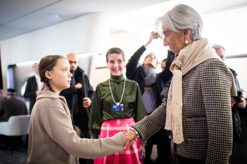 Handshake mit der IWF-Chefin Christine Lagarde: "Manche Leute sagen, dass wir nicht genug tun, um den Klimawandel zu bekämpfen. Aber das ist nicht wahr. Um 'nicht genug zu tun', müsste man überhaupt etwas tun. Und die Wahrheit ist, dass wir praktisch gar nichts tun", sagte sie in einem Video, das auf dem Weltwirtschaftsforum ausgestrahlt wurde, und appellierte an die Verantwortung der Unternehmen.